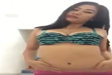 Cewek Sexy Pamer Tubuh Mulus di Cam